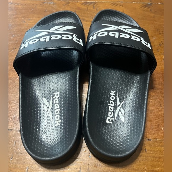 Reebok slides, black/white, great pre-owned condition women’s size 5 - Picture 3 of 8